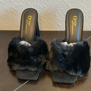 Olivia Jaymes Luxe Black Fur Mules Size 8